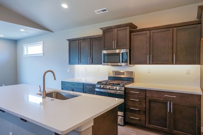 Building Photo - 3 bedroom 2 bath -3 car garage!