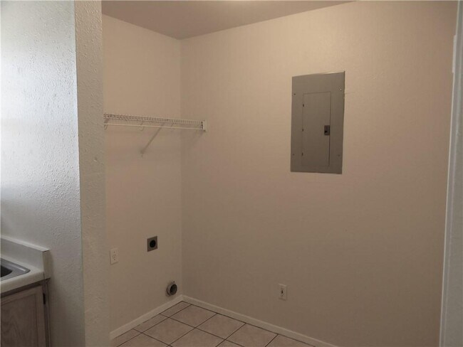 Building Photo - 2218 Katy Ln