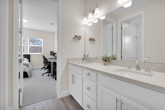Building Photo - 2839 Montilla Dr