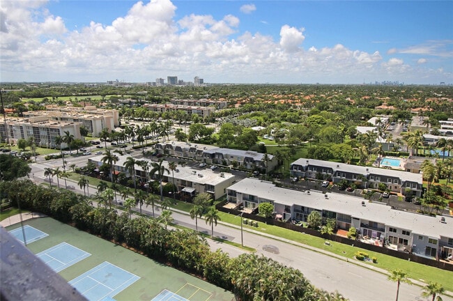 Building Photo - 2500 Parkview Dr