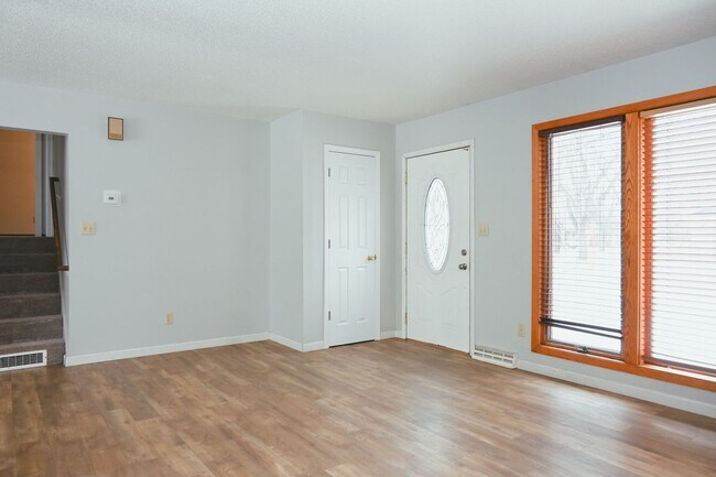 Building Photo - *COMING SOON* Gorgeous 5 Bed 2 Bath Home f...