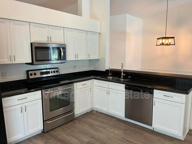 Building Photo - 9411 Willow Cove Ct
