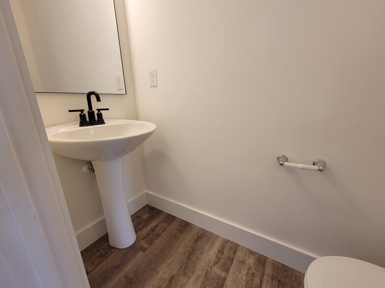 Building Photo - 17 Burk Ct