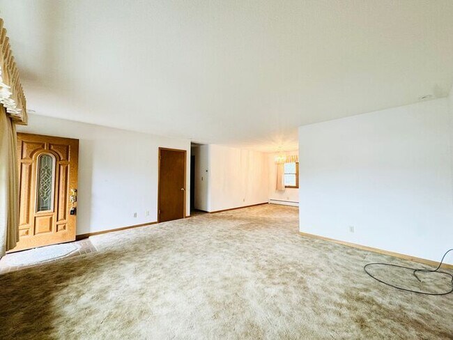 Building Photo - 4 Bedroom - 2 Bath Ranch Style Home with 2...