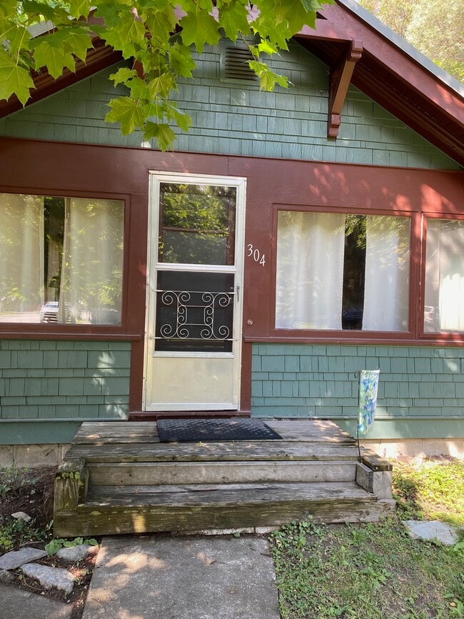 Building Photo - 304 Dakota Ave