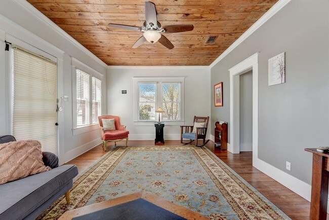 Building Photo - 601 E 8th St