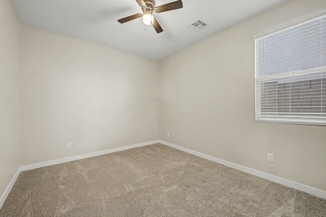 Building Photo - 4 bedroom 1 Story Home