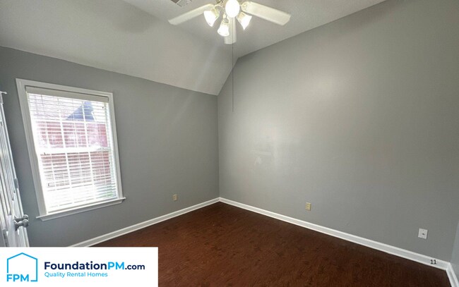 Building Photo - 400 Amundsen Cove