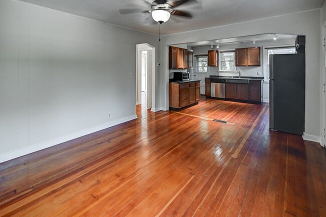 Building Photo - Charming 2-bed/1-bath Steps From Lake Monona