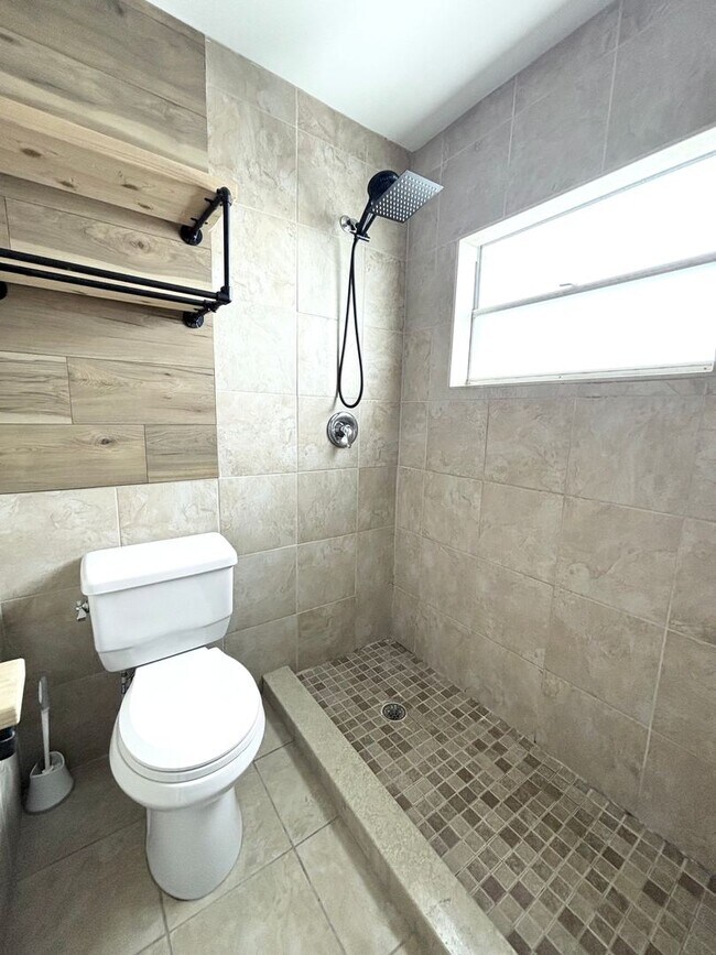 Building Photo - Newly Remodeled 3/2 with Pool