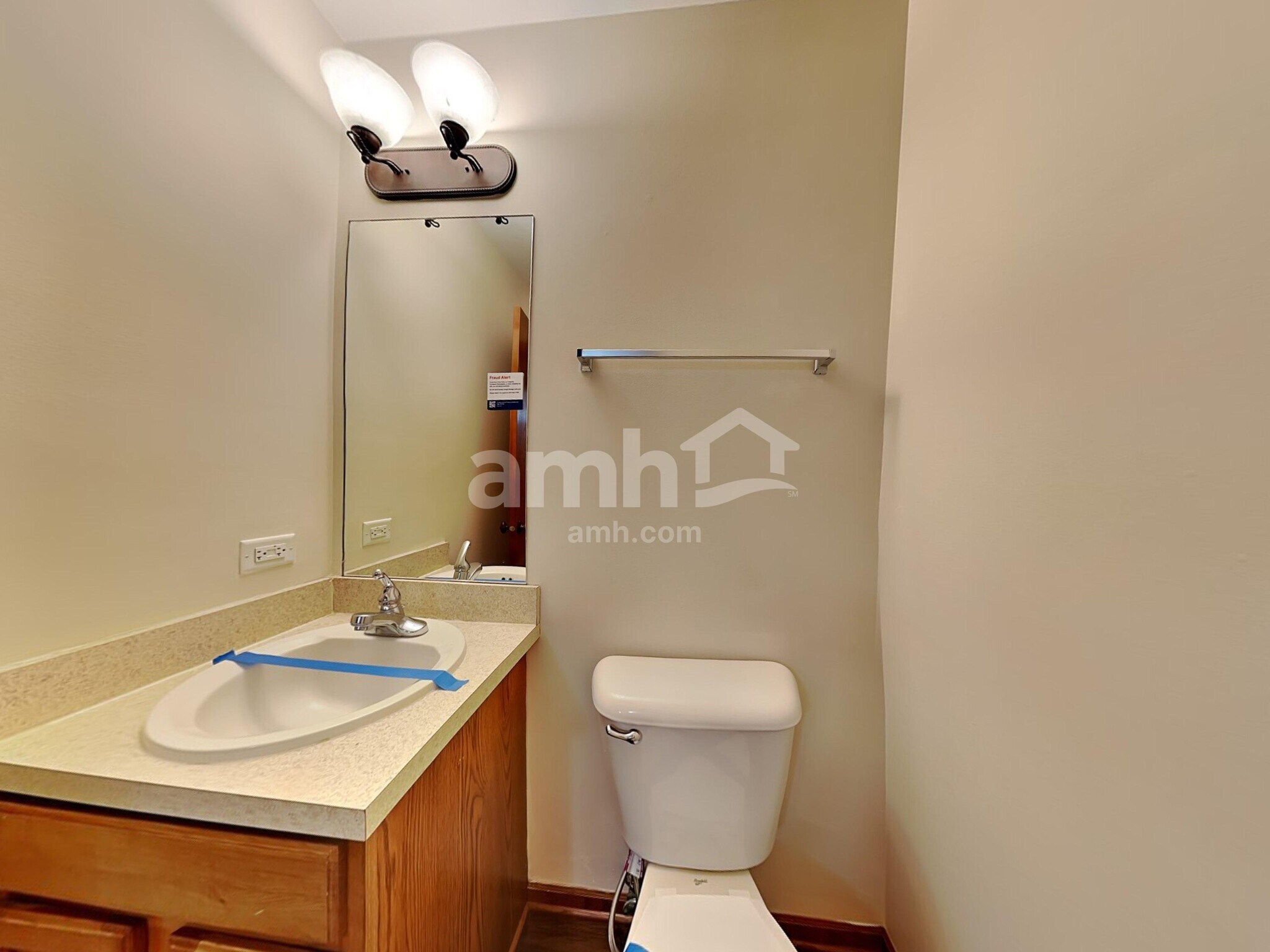 Building Photo - 902 Thorn Creek Dr