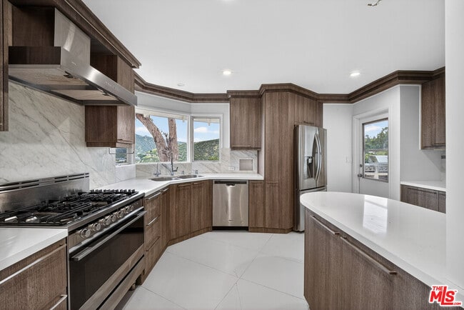 Building Photo - 935 Linda Flora Dr