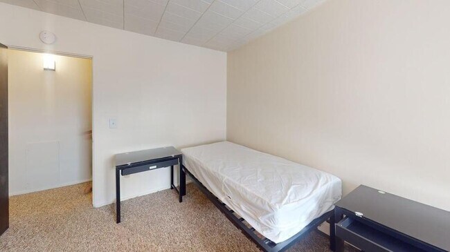 Building Photo - 912 S Forest Ave