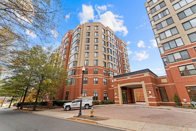 Building Photo - 2220 Fairfax Dr