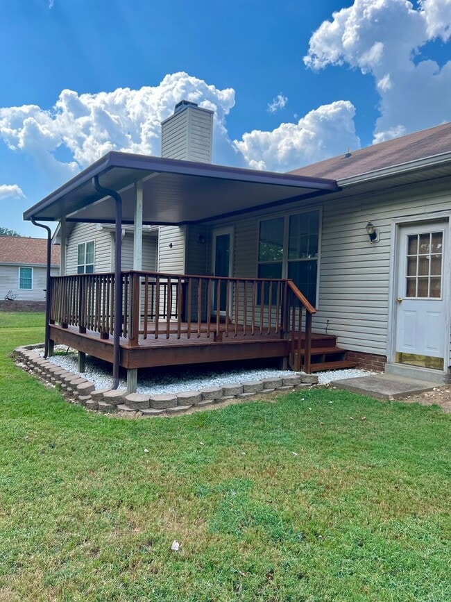 Building Photo - AVAILABLE NOW! 3 Bedroom Home Available of...