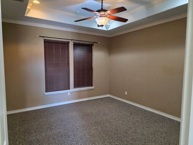 Building Photo - Quiet & Amenities on the Southside!