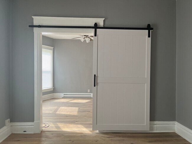 Building Photo - 400 W Allen St