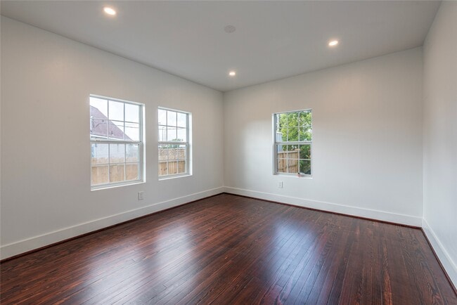Building Photo - 727 Park Dr
