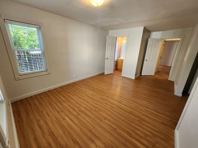 Building Photo - Charming Old-School 4-bedroom Home for Rent!