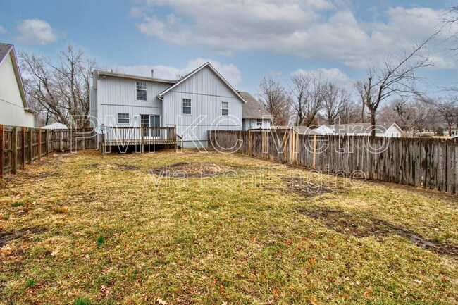 Building Photo - 107 NE Maggie Ave