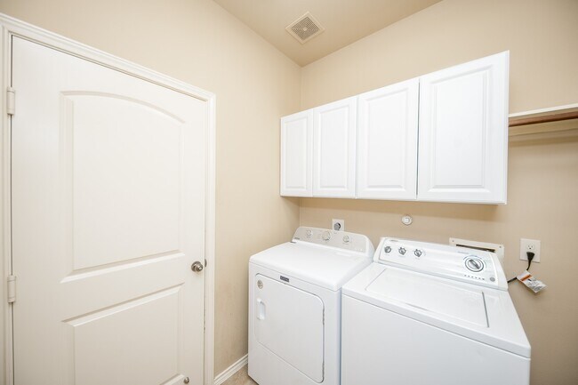 Building Photo - 4019 Windmill Creek Dr