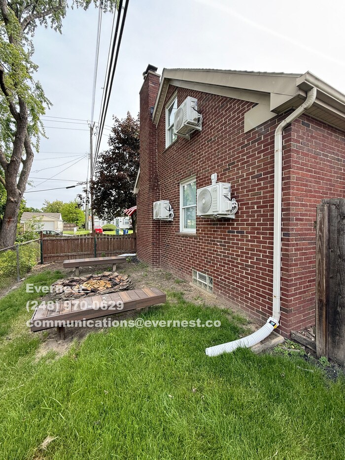 Building Photo - 1073 Champaign Rd