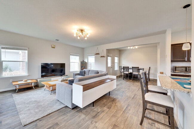 Building Photo - 3422 Couch Dr