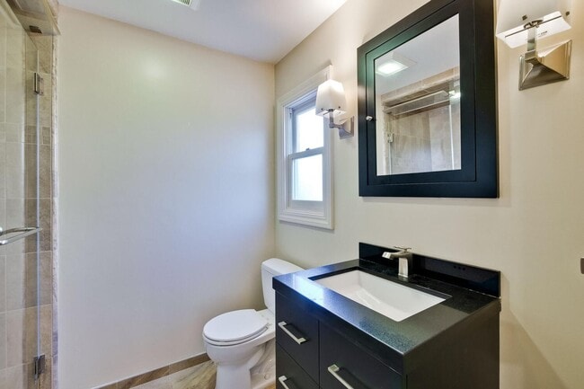 Building Photo - Beautiful 4 bedroom, 3 bath in desirable C...