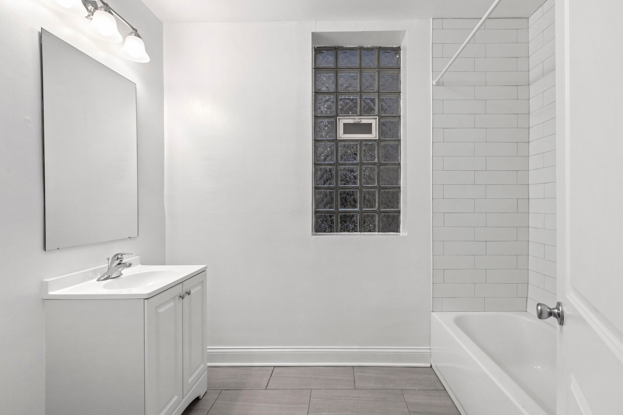 Building Photo - 908 W Montrose Ave