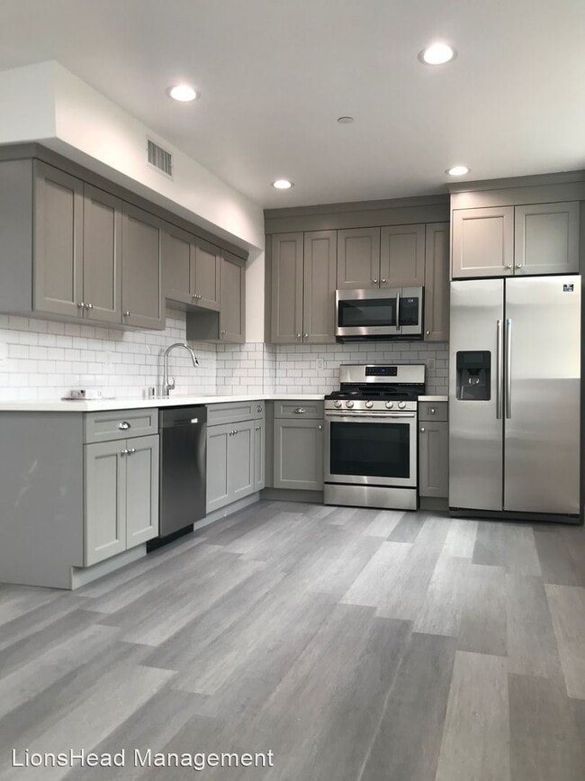 Building Photo - 4557 Rosewood Ave