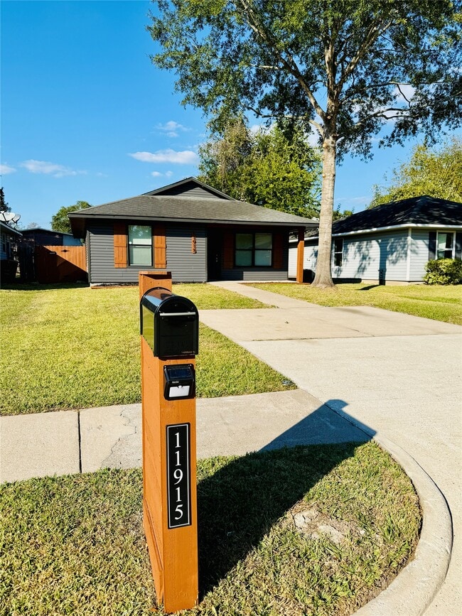 Building Photo - 11915 Greenmesa Dr