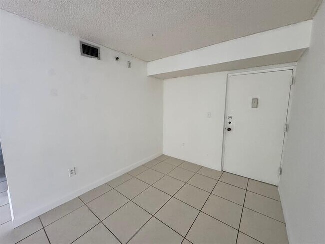Building Photo - 9688 Fontainebleau Blvd
