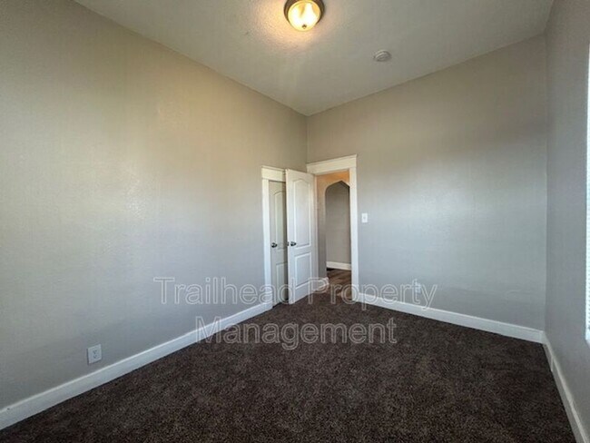 Building Photo - 616 N 10th St