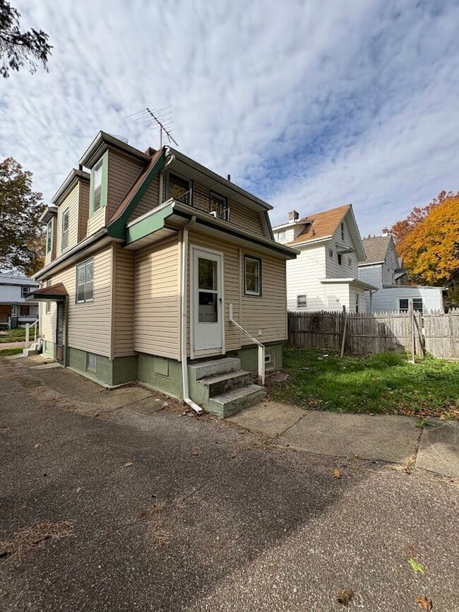 Building Photo - Two bedroom two bathroom home for rent