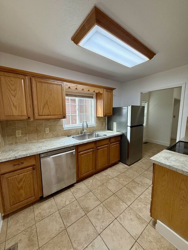 Building Photo - Beautiful 3 Bed 2 Bath Spokane Home w/ Detached Garage and Large Fully-Fenced Yard!