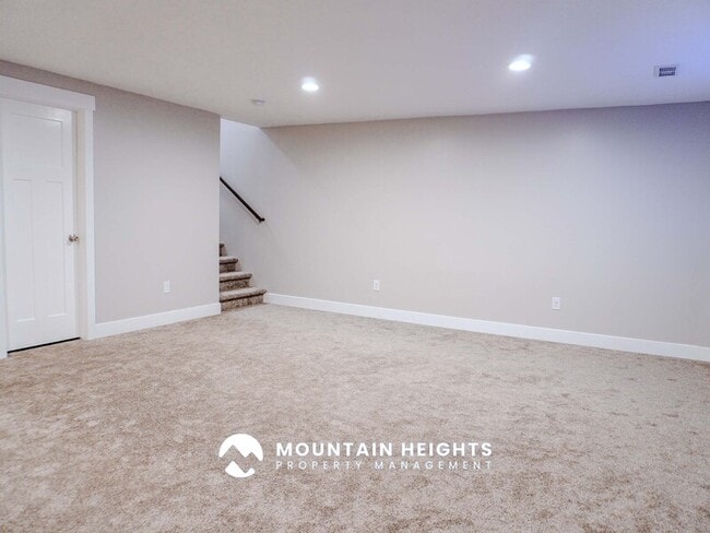 Building Photo - 824 Newfield Dr