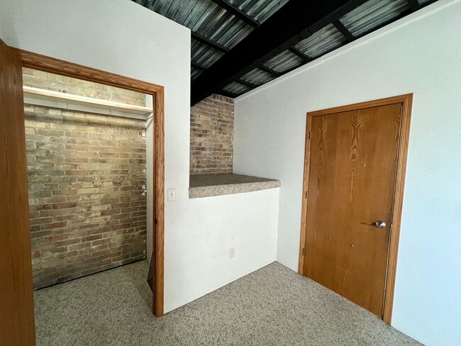 Building Photo - Industrial Style 3 Bedroom Home AVAILABLE JUNE!!!