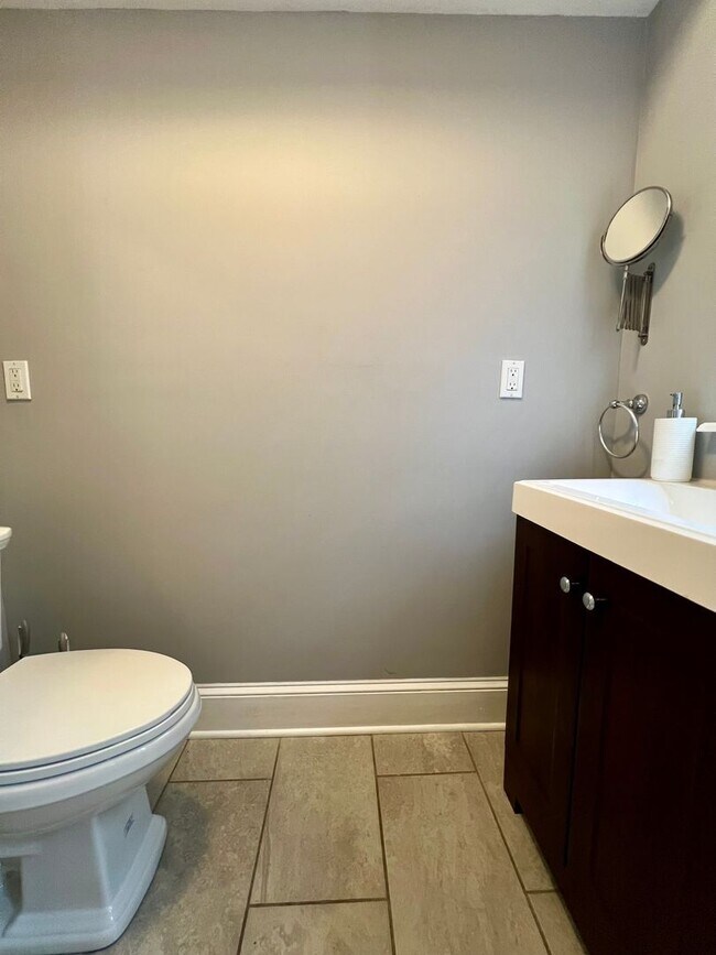 Building Photo - Stunning 4-Bedroom Townhome in the Heart of Fishtown! Available NOW!