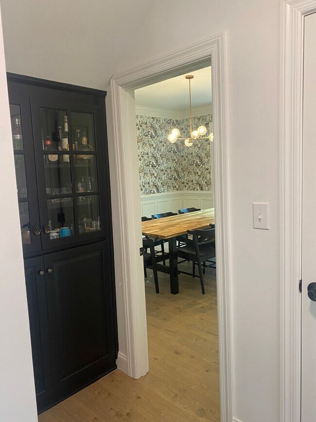 Building Photo - Beautiful Executive Style Home in the Stun...