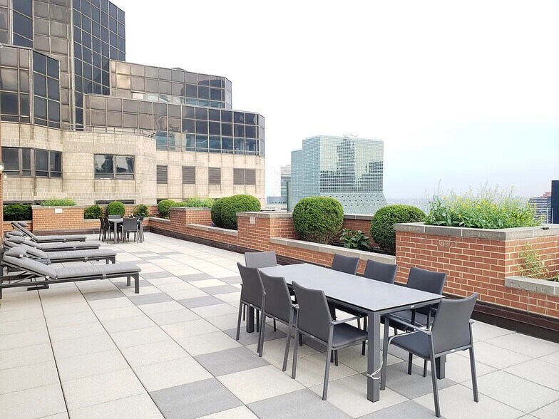 Building Photo - 236 E 47th St