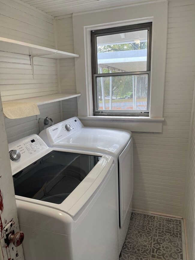 Building Photo - Charming 3 Bed / 1 Bath Bungalow – Prime Location Near Downtown Hickory