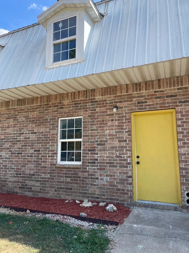 Building Photo - Pierce City Townhouse