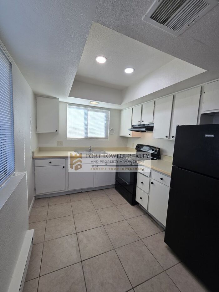 Building Photo - 330 E Corona Rd