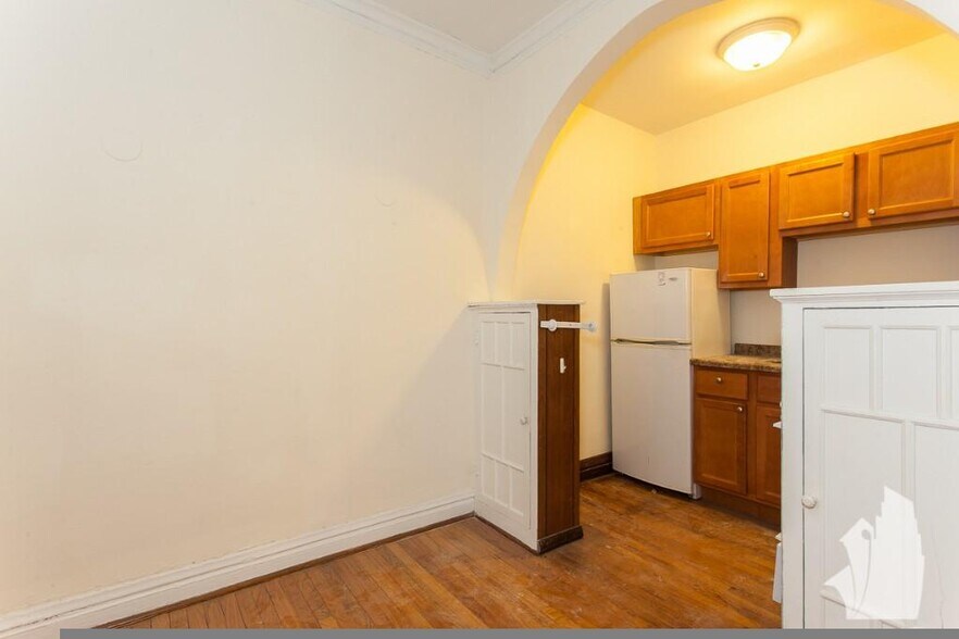 Primary Photo - 429 W Surf St