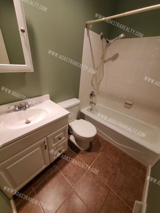 Building Photo - Beautiful Hard to Find Duplex in Olathe No...