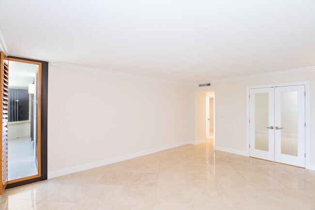 Building Photo - 5070 N Ocean Dr