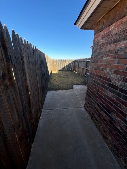 Building Photo - 534 N Brentwood Ave