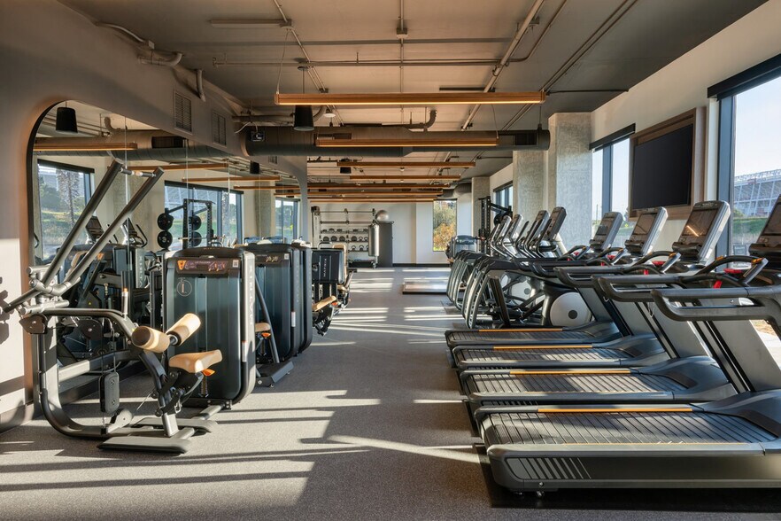 Building Photo - 2333 Calle Del Mundo