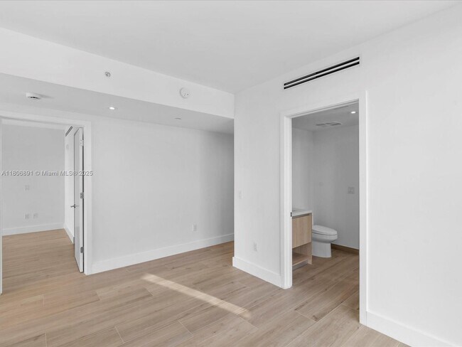 Building Photo - 9901 W Bay Harbor Dr