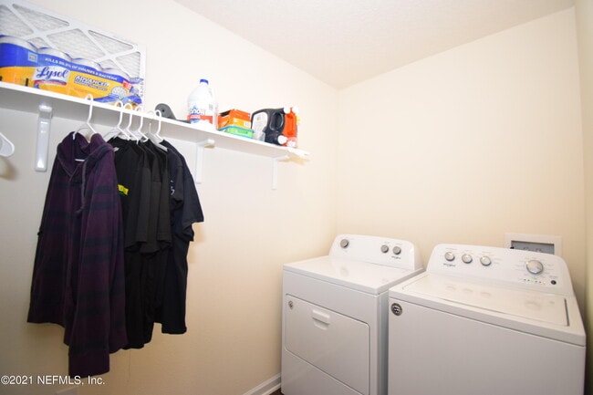 Building Photo - 3590 Sunfish Dr